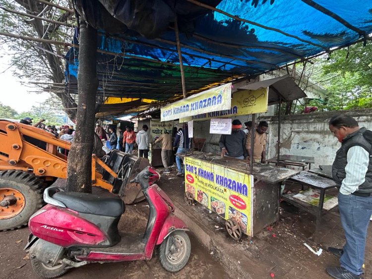 देखिए रायपुर में बुलडोजर के एक्शन का दृश्य: कलेक्टर डॉ भुरे के निर्देश पर नगर निगम दस्ते ने की अतिक्रमण हटाने की कार्रवाई, सालेम स्कूल की दीवार, एनआईटी के पास और निगम के अन्य क्षेत्रों में अवैध कब्जे हटाए गए