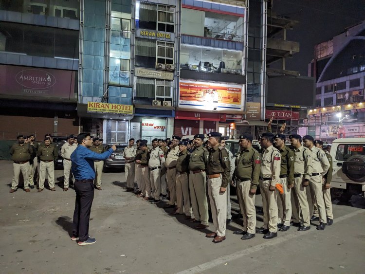 एएसपी सिटी लखन पटले ने जय स्तंभ चौक में ली क्लास,नाइट में सतर्कता से ड्यूटी करने दी हिदायत,हाई वैल्यू टारगेट शॉप्स पर पैनी नजर रखने कहा