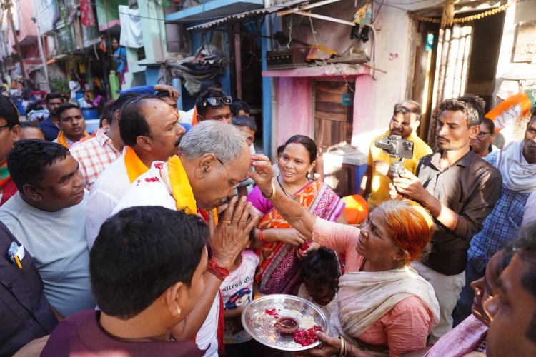 बृजमोहन अग्रवाल ने घर-घर जनसंपर्क कर मांगे वोट,महिलाओं ने तिलक लगाकर  विजय का दिया आशीर्वाद