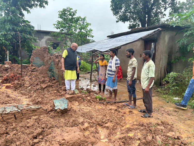 पूर्व विधायक अनूप नाग पहुंचे लामकन्हार मृतिका के घर,दीवार ढहने से मां की मौत,बेटी घायल