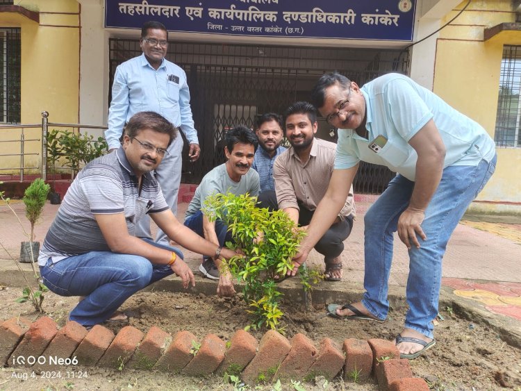 कांकेर तहसील कार्यालय में पौधरोपण कर प्रसाद वितरण किया गया