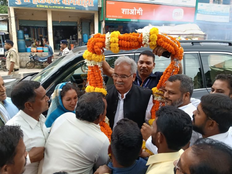 "वी लव यू कका" की तख्ती के साथ खल्लारी विधानसभा में पूर्व सीएम भूपेश बघेल का हुआ जगह-जगह भव्य स्वागत