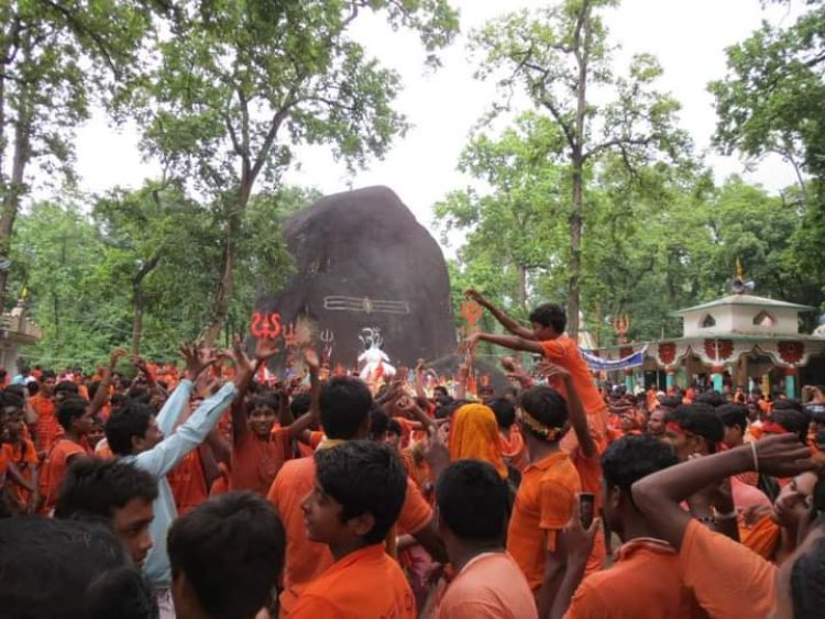 भूतेश्वरनाथ महादेव में कांवड़ियों का उमड़ा जनसैलाब किया जलाभिषेक