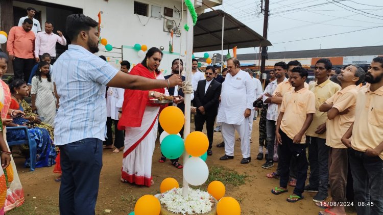 बस्तर संभाग किन्नर समाज की अध्यक्ष ने शांति फाउंडेशन पुनर्वास केंद्र में किया ध्वजारोहण