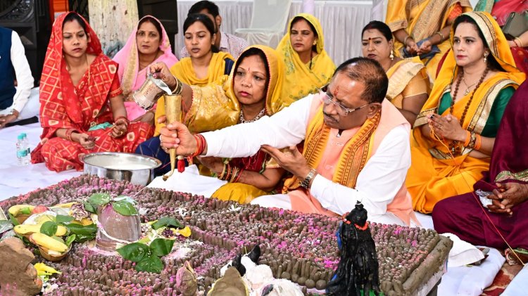 सीएम विष्णु देव साय ने मुख्यमंत्री निवास में सपरिवार किया शिव रूद्रामहाभिषेक