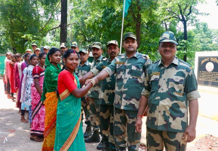 भाई-बहन के पवित्र रिश्ते का पर्व रक्षा बंधन :  सुरक्षा बलों के कलाइयों पर बहनों ने बांधा रक्षा सूत्र