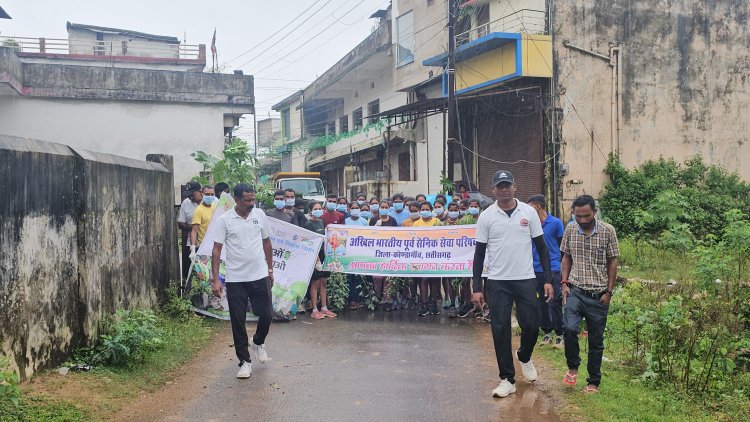 पूर्व सैनिकों ने हाउसिंग बोर्ड कॉलोनी कोंडागांव में स्वच्छता के प्रति किया जागरूक