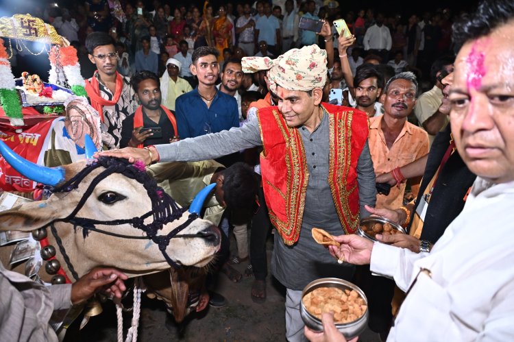 मंत्री टंकराम वर्मा ने रावणभाठा दशहरा मैदान में बैल दौड़ और सजाओ प्रतियोगिता के विजेताओं को दिया पुरस्कार