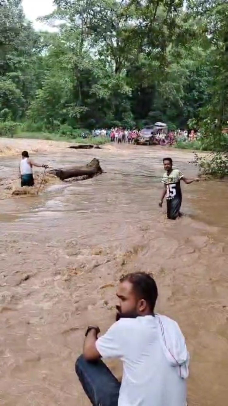 तीन ट्रेक्टर और छह ट्राली रेत निकालते नदी में डूबी,सीतानदी में बाढ के कारण गाड़ियों का लगा जाम