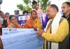 मुख्यमंत्री ने स्व सहायता समूह की महिला सदस्यों को दिया 24 लाख का चेक
