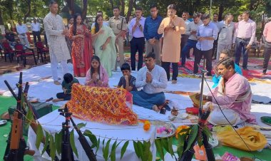 एसएसपी ने सपरिवार पुलिस लाइन रायपुर में की शस्त्र पूजा, किया गया हर्ष फायर