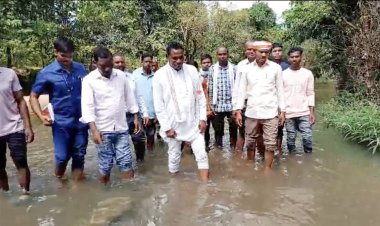 हाथी प्रभावित ग्रामों मे नदी नालों को पैदल पारकर,बाइक से विधायक जनक ध्रुव पहुंचे दर्जनों ग्राम