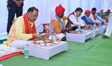 सीएम विष्णु देव साय ने आमचो बस्तर क्लब में मांझी-चालकी और दशहरा पर्व के पारंपरिक सदस्यों के साथ किया भोजन