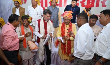 मुख्यमंत्री विष्णु देव साय ने पुरखती कागजात पुस्तक का अंग्रेजी संस्करण का किया विमोचन
