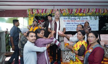 सांसद बृजमोहन ने युवाओं बांटे प्रमाणपत्र,स्वयं का व्यवसाय शुरू करने की दी सलाह