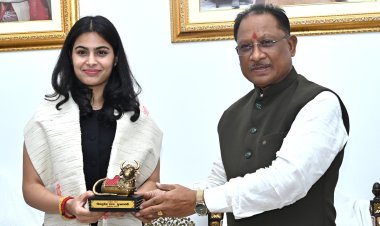 ओलंपिक मेडलिस्ट मनु भाकर पहुंची रायपुर, मुख्यमंत्री विष्णुदेव साय से की मुलाकात