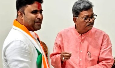 वरिष्ठ कांग्रेस नेता डॉ. चरणदास महंत से आकाश शर्मा ने लिया आशीर्वाद