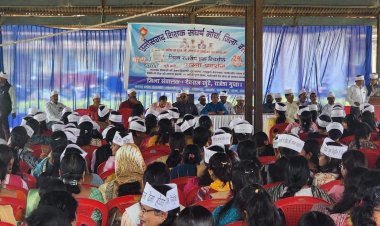 शिक्षकों के धरना प्रदर्शन से स्कूलों में नहीं हुई पढ़ाई, कलेक्टर को सौंपा ज्ञापन