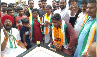 जनसंपर्क में खेल के जरिए जनता से जुड़ रहे प्रत्याशी, वरिष्ठ नेता कुलदीप जुनेजा और वार्ड के वरिष्ठजनों के साथ आकाश शर्मा ने खेला कैरम
