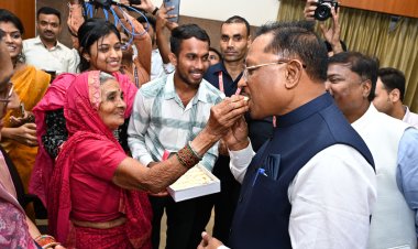 पुलिस भर्ती रिजल्ट से दीपावली की खुशियां हुई दोगुनी : नाती और बहु का चयन होने से गदगद हुई दुलारबाई,मुख्यमंत्री को मिठाई खिलाकर जताया आभार