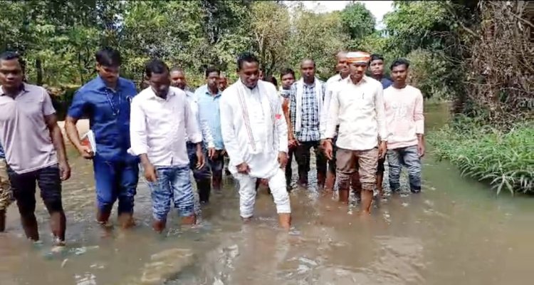 हाथी प्रभावित ग्रामों मे नदी नालों को पैदल पारकर,बाइक से विधायक जनक ध्रुव पहुंचे दर्जनों ग्राम