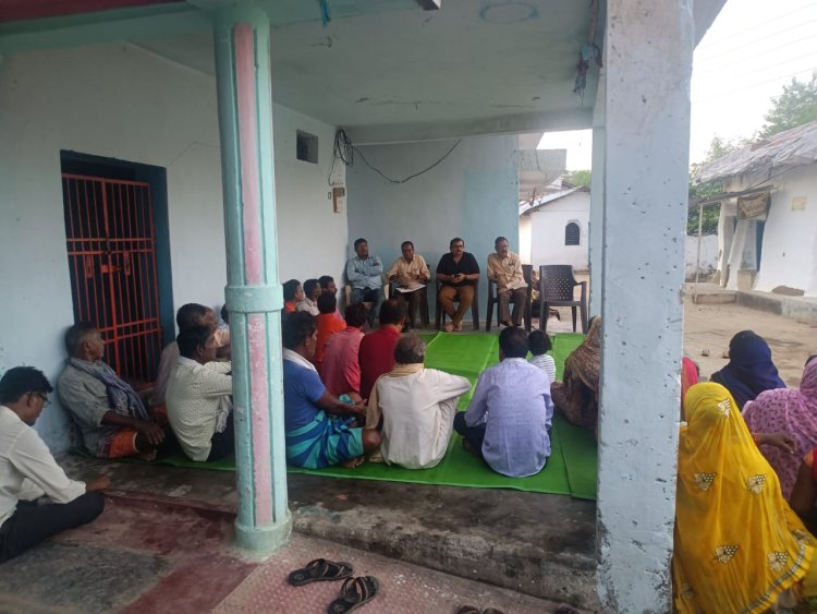 सड़कों में आवारा मवेशियों की रोकथाम करने पशु पालकों और ग्रामीणों को सीईओ ने दी जानकारी