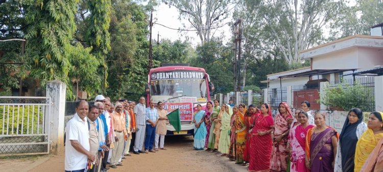 जिला अध्यक्ष प्रकाश बैस ने दर्शनार्थियों को हरी झंडी दिखाकर किया रवाना