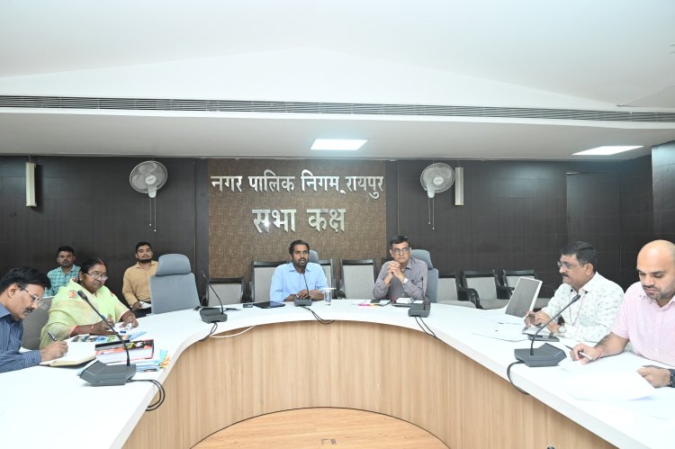 दीपावली के पूर्व निगम आयुक्त अबिनाश मिश्रा ने ली बैठक,अधिकारियों को दिए आवश्यक निर्देश