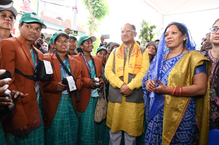 मुख्यमंत्री विष्णु देव साय ने बिजली सखियों को वितरित किए बिजली किट