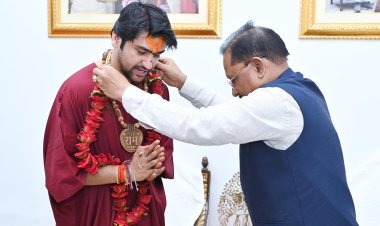 मुख्यमंत्री निवास पहुंचे बागेश्वर सरकार,सीएम विष्णुदेव साय ने किया आत्मीय स्वागत