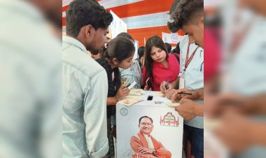 राज्योत्सव में पहुंचे लोग मुख्यमंत्री तक अपनी बात पहुंचाने लिख रहे हैं पोस्टकार्ड