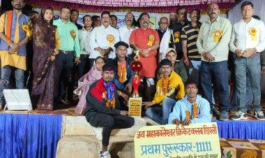 भाजपा जिलाध्यक्ष प्रकाश बैस के मुख्य आतिथ्य में विजेताओं को किया गया पुरस्कृत