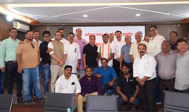 स्वास्थ्य मंत्री श्याम बिहारी जायसवाल और कांग्रेस प्रदेश अध्यक्ष  दीपक बैज पहुंचे चेंबर
