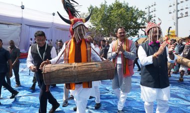 बस्तरिया अंदाज में हुआ मुखिया का स्वागत : मुख्यमंत्री साय ने गौर मुकुट पहन किया नृत्य, चित्रकोट के मनोरम सौंदर्य स्मृतियों को सहेजा