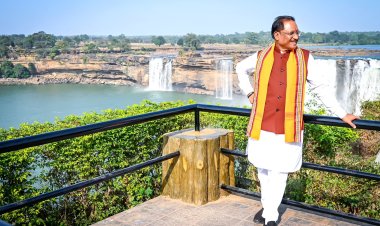 मावा बस्तर, बचोन सुंदर" "गौर मुकुट अउर मांदर चो थाप ने गौर नृत्य चो आनंद"