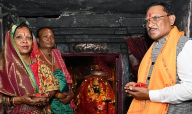 मुख्यमंत्री विष्णुदेव साय सपरिवार पहुंचे बस्तर की आराध्य देवी मां दंतेश्वरी के दरबार