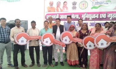 प्रधानमंत्री आवास योजना के हितग्राहियों को घर की मिली चाबी
