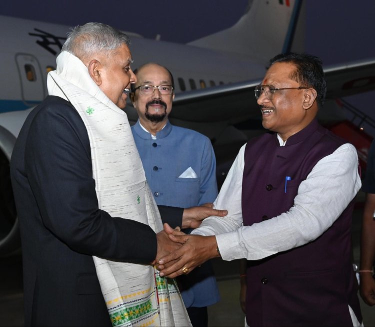 Breaking : उपराष्ट्रपति जगदीप धनखड़ धर्मपत्नी के साथ पहुंचे रायपुर