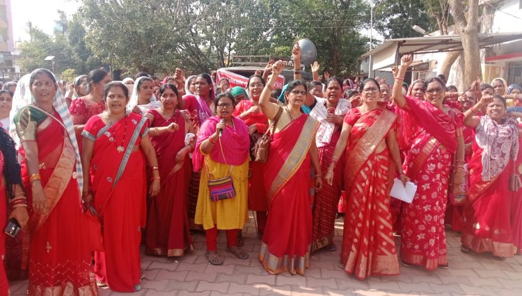 नगरी ब्लॉक के आंगनबाड़ी कार्यकर्ताओं एवं सहायिकाओं ने किया धरना प्रदर्शन