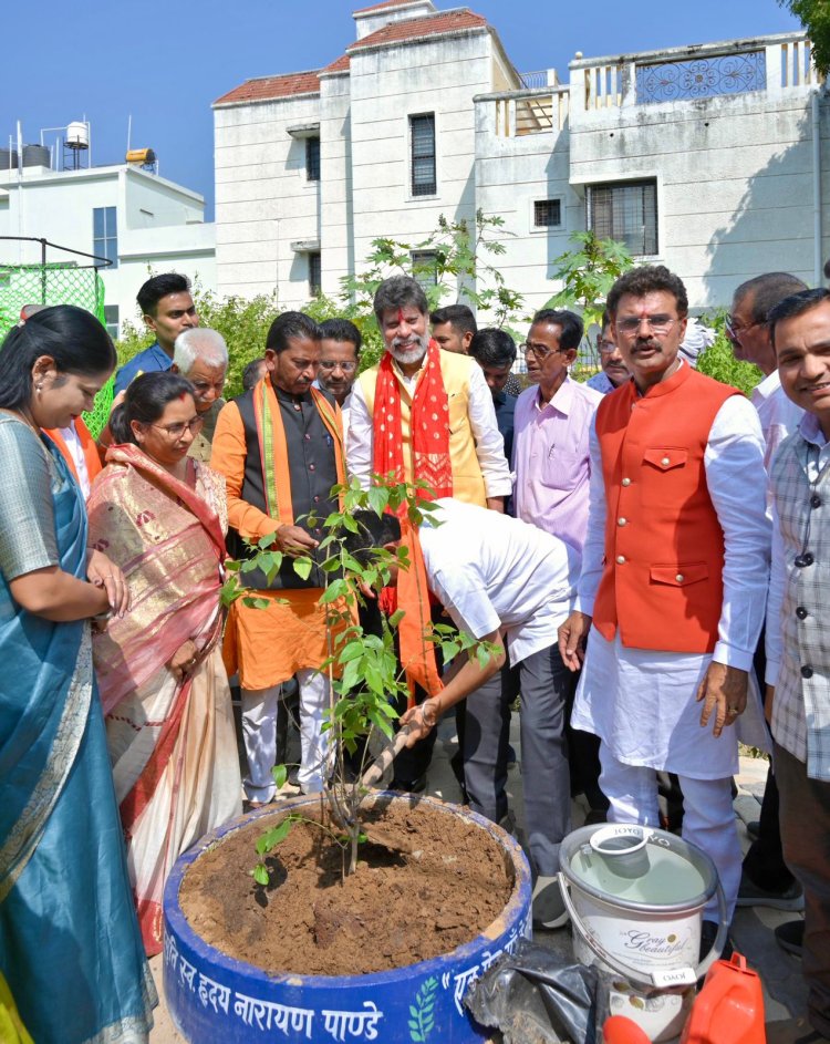 डॉ.श्यामा प्रसाद मुखर्जी वार्ड में विधायक किरण देव और विनायक गोयल ने किया पौधरोपण