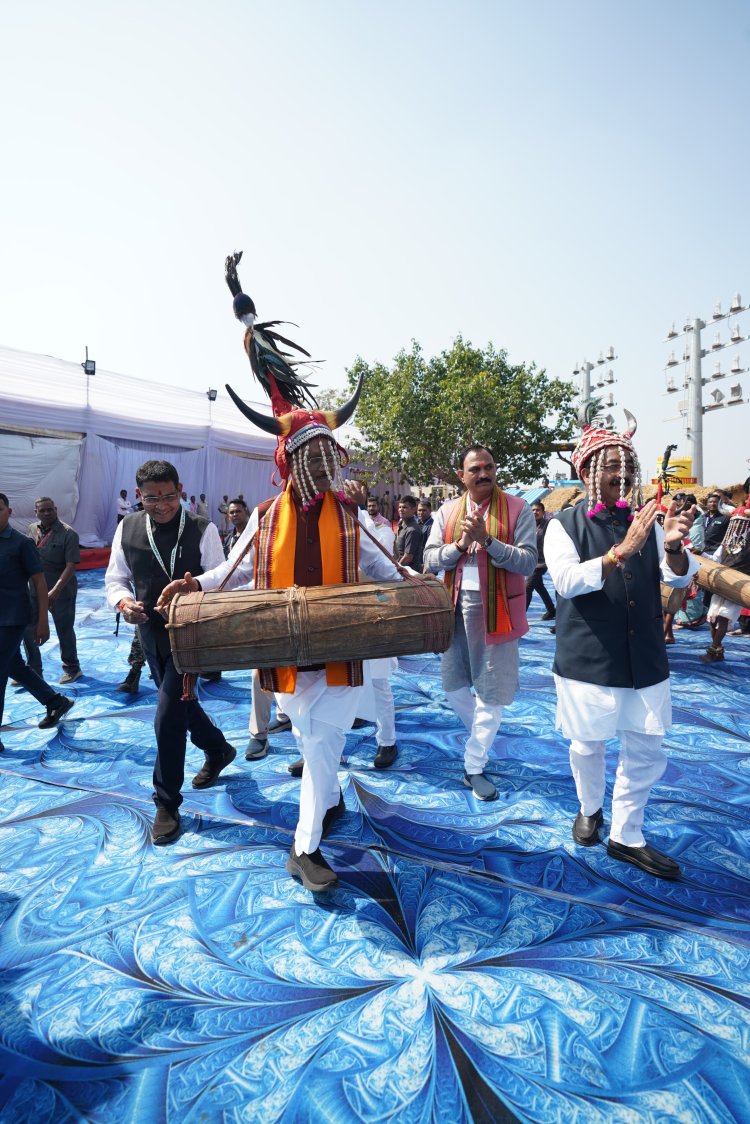 बस्तरिया अंदाज में हुआ मुखिया का स्वागत : मुख्यमंत्री साय ने गौर मुकुट पहन किया नृत्य, चित्रकोट के मनोरम सौंदर्य स्मृतियों को सहेजा