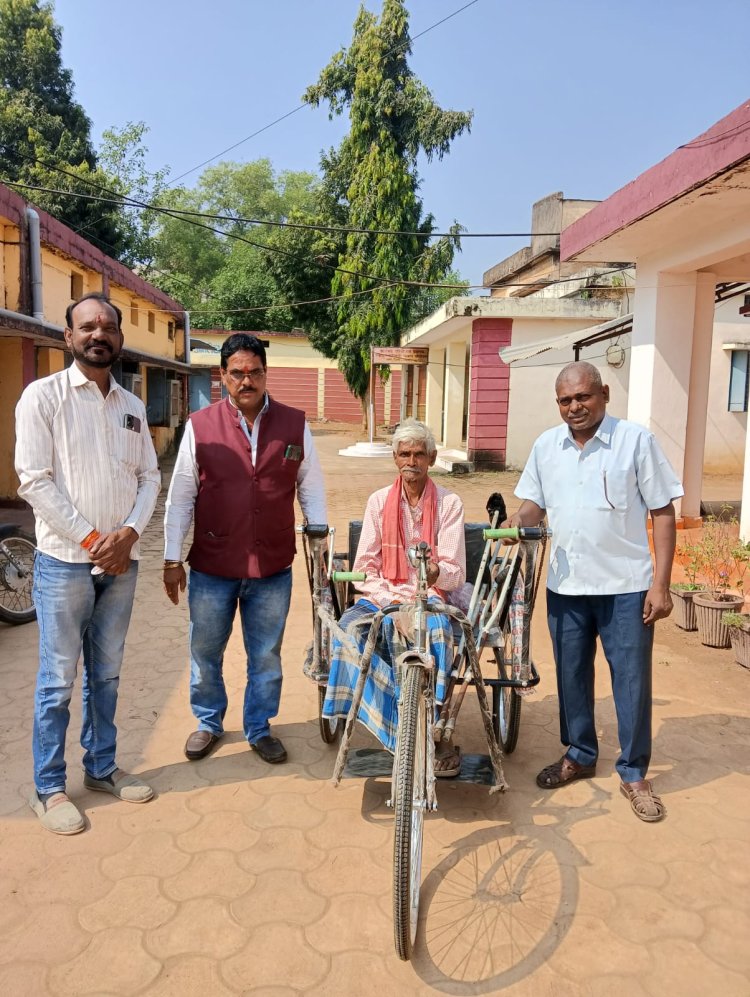 बेसहारा को मिला ट्रायसिकल का सहारा