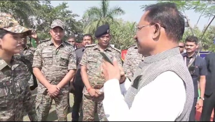 मुख्यमंत्री ने सीआरपीएफ़ बस्तरिया बटालियन की जवान प्रमिका दुग्गा की माता जी से फोन पर की बात
