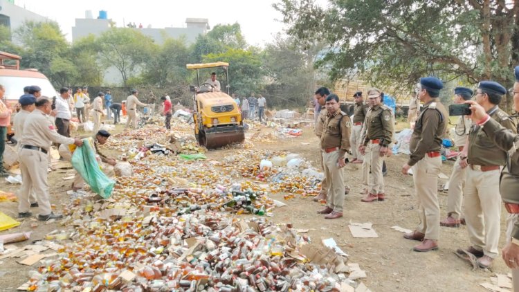 Raipur Breaking : अवैध शराब पर चला बुलडोजर, डेढ़ करोड़ की शराब पर नष्ट