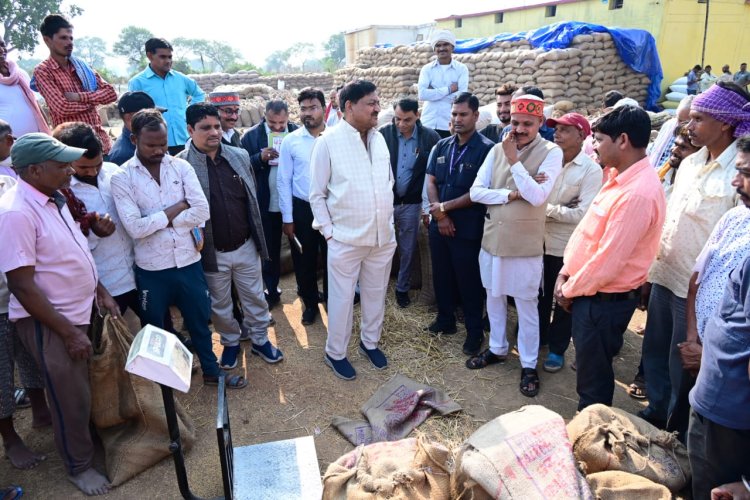 खाद्य मंत्री बघेल ने धान खरीदी केंद्र पहुंचकर खरीदी व्यवस्था का लिया जाएजा