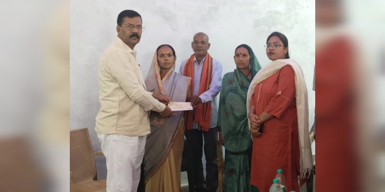 विधायक मोतीलाल साहू ने सड़क हादसे में मृत महिमा के परिजनों को दिया सहायता राशि का चेक