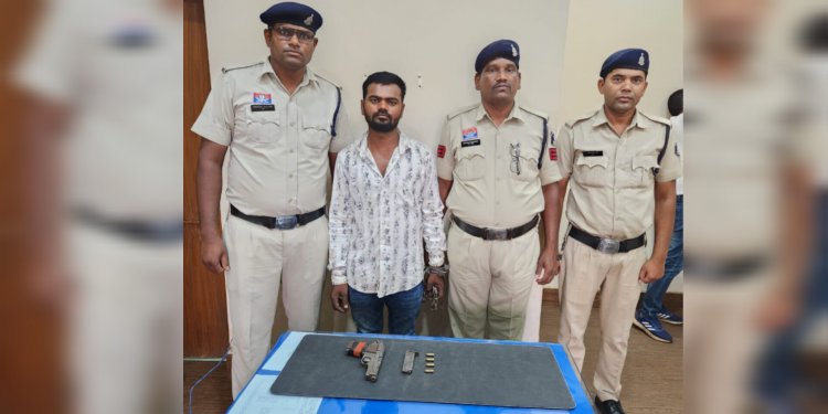देशी पिस्टल लेकर घूमते युवक को पुलिस ने पकड़ा,जिंदा कारतूस जब्त