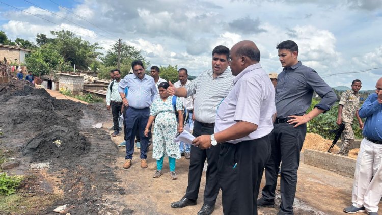कलेक्टर ने किरंदुल क्षेत्र के संभावित जलभराव वार्डों में निर्माणाधीन नाली का जायजा लिया