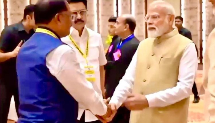 जब प्रधानमंत्री नरेंद्र मोदी ने मुख्यमंत्री विष्णुदेव साय का थामा हाथ,कहा-छत्तीसगढ़ की बात अभी बाकी है