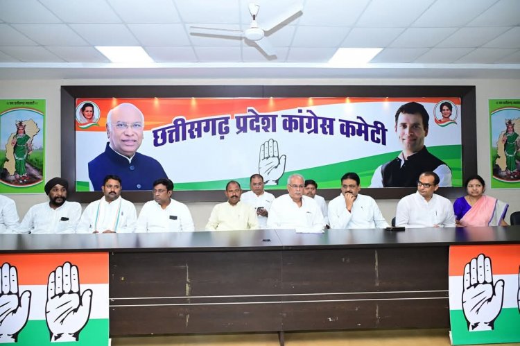 राजीव भवन में कांग्रेसियों ने झीरम के शहीदों को किया नमन